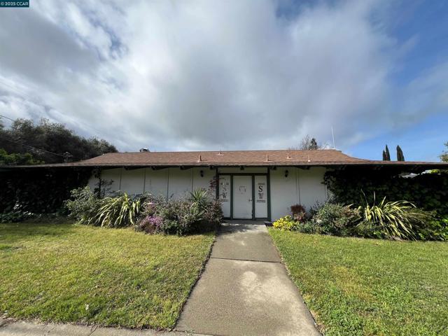 4554 Concord Blvd, Concord CA: https://media.crmls.org/mediaz/d8a8da34-b073-4b6f-9303-835f6948bcec.jpg