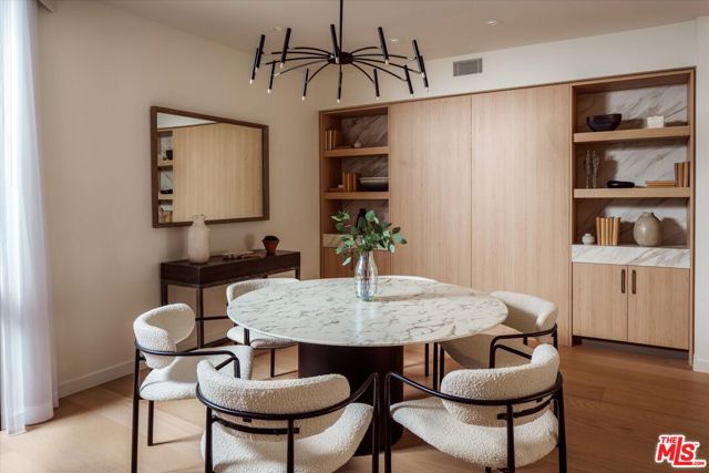 300 N Swall Drive, Beverly Hills CA: https://media.crmls.org/mediaz/d8a95d1a-f536-4bba-aeb8-d4c48151d672.jpg