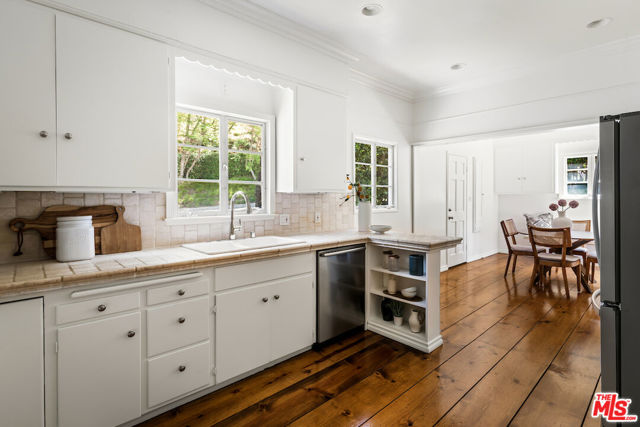 5700 Spring Oak Drive, Los Angeles CA: https://media.crmls.org/mediaz/d8a97f73-100e-4d6a-a0c7-f8b519adc09b.jpg