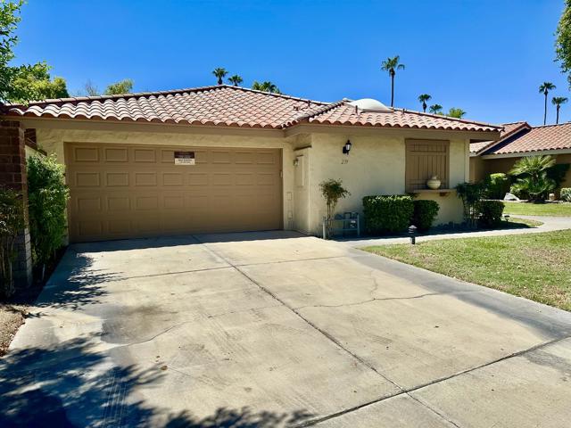 239 Santa Barbara Circle, Palm Desert CA: https://media.crmls.org/mediaz/d8a9d34d-34c1-4a2b-b904-7698f39f0714.jpg