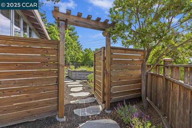 1341 Juanita Dr, Lafayette CA: https://media.crmls.org/mediaz/d8a9dc9b-2d60-4a8a-804e-e4252c828aba.jpg