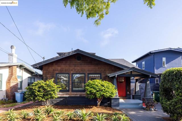 1334 Derby St, Berkeley CA: https://media.crmls.org/mediaz/d8aa90b8-0d97-4792-8226-ce65fa277a22.jpg