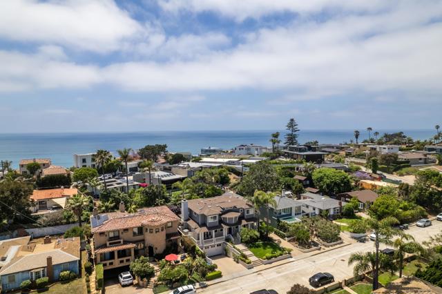 515 N Acacia Ave, Solana Beach CA: https://media.crmls.org/mediaz/d8abb7fb-6ded-4710-b893-4fd99d81c9c6.jpg
