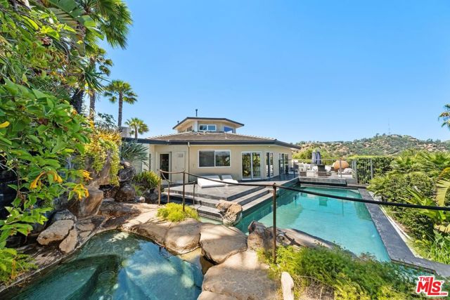 2625 Mar Lu Drive, Los Angeles CA: https://media.crmls.org/mediaz/d8abc123-3cd7-440c-bfb3-b04df5dc438a.jpg