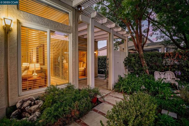 95 Goldspur Way, Brentwood CA: https://media.crmls.org/mediaz/d8ac6c6f-2963-4c22-aa18-c51c852a2c00.jpg