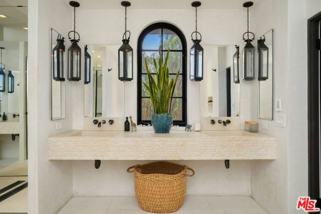 7939 Hillside Avenue, Los Angeles CA: https://media.crmls.org/mediaz/d8acfe62-bc6f-4666-a58c-73236986bb39.jpg