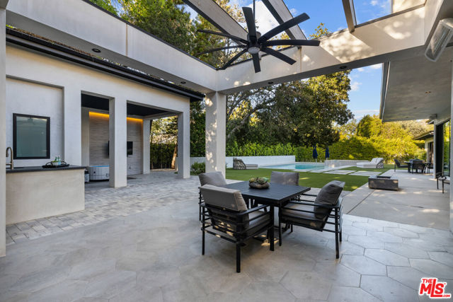 17401 Rancho Street, Encino CA: https://media.crmls.org/mediaz/d8ae5281-2a73-4b58-8653-e64e7363a99b.jpg