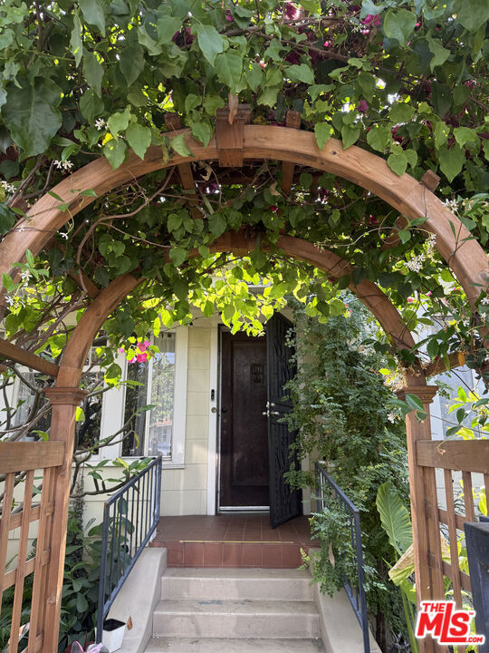 437 S Avenue 20, Los Angeles CA: https://media.crmls.org/mediaz/d8ae58ac-7cc5-4e66-bc97-1857cf3eab21.jpg
