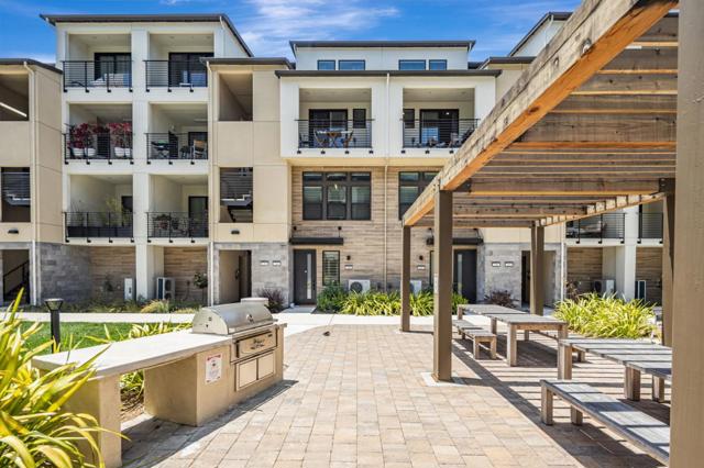 112 Waters Park Circle, San Mateo CA: https://media.crmls.org/mediaz/d8aee085-0f1d-45ad-9dfb-8dc2627d986a.jpg