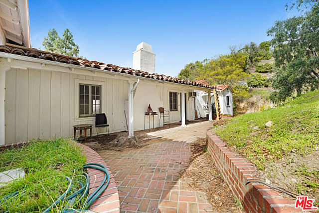 3351 Coldwater Canyon Avenue, Los Angeles CA: https://media.crmls.org/mediaz/d8b04be9-0c30-4333-b329-45cf82b0234f.jpg
