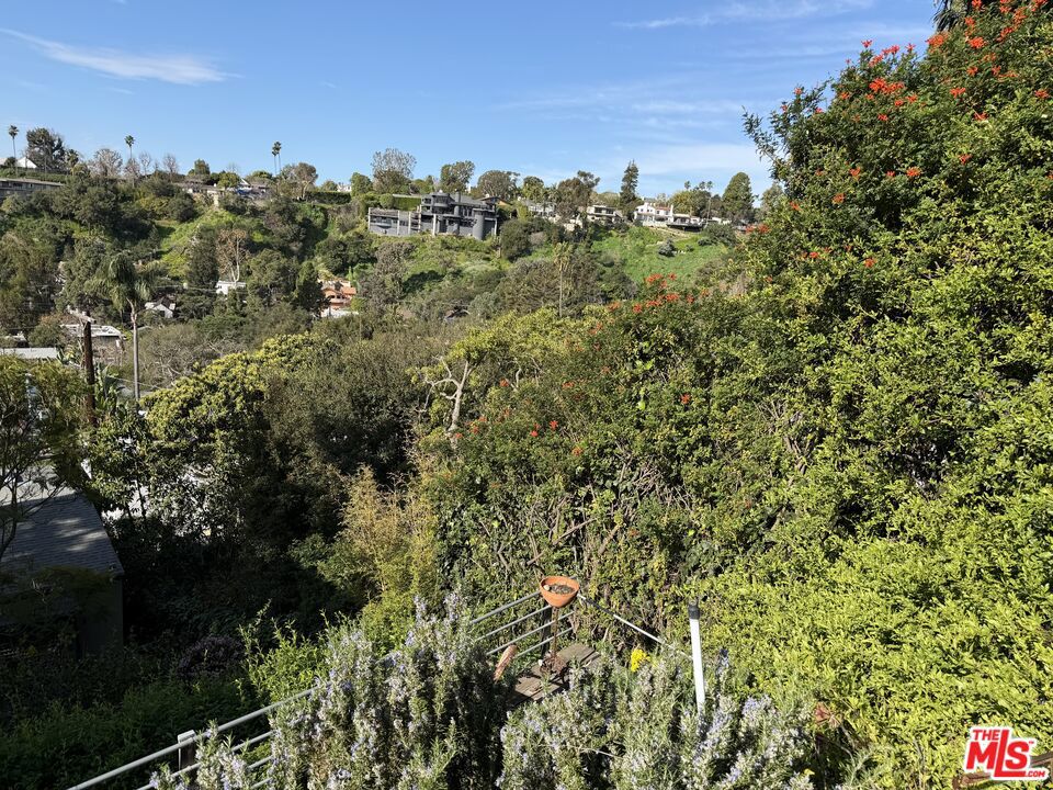 https://media.crmls.org/mediaz/d8b27a11-a155-4a24-b79e-88104b985e82.jpg?preset=X-Large
