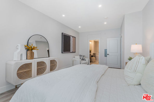 7100 Playa Vista Drive, Playa Vista CA: https://media.crmls.org/mediaz/d8b2d01e-8d5e-4e74-90f5-5b46125c07e0.jpg