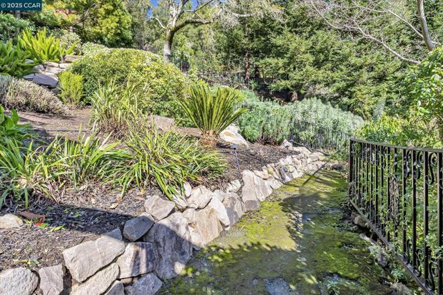 4 Berrybrook Hollow, Orinda CA: https://media.crmls.org/mediaz/d8b4911e-971f-45d4-9a03-6d1563d90ed2.jpg