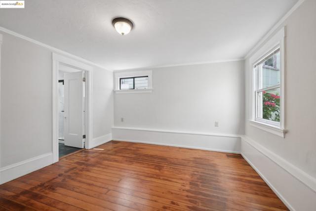 3116 Harrison St, Oakland CA: https://media.crmls.org/mediaz/d8b4c234-be80-4365-84b6-75ed71eb48f4.jpg