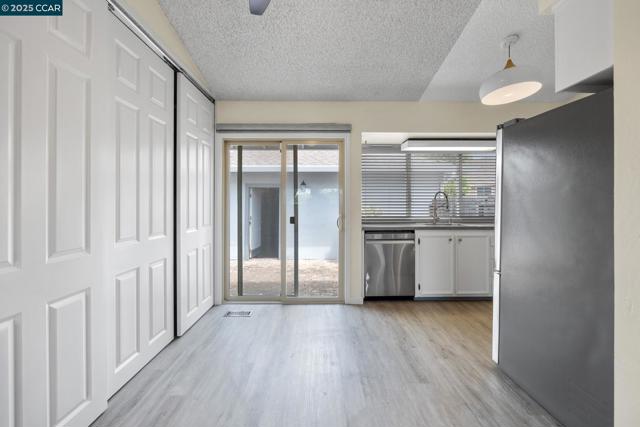 5571 Sepulveda Ct, Concord CA: https://media.crmls.org/mediaz/d8b503dc-15a6-4b8b-a41d-a12588abd5eb.jpg