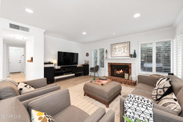 11556 Coralberry Court, Moorpark CA: https://media.crmls.org/mediaz/d8b52b1e-c0ef-4ced-a4a5-3c191722503d.jpg