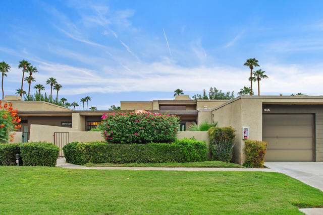 1334 Tiffany S Circle, Palm Springs CA: https://media.crmls.org/mediaz/d8b5624b-1d54-4d42-bc3b-b3228f4e7b61.jpg