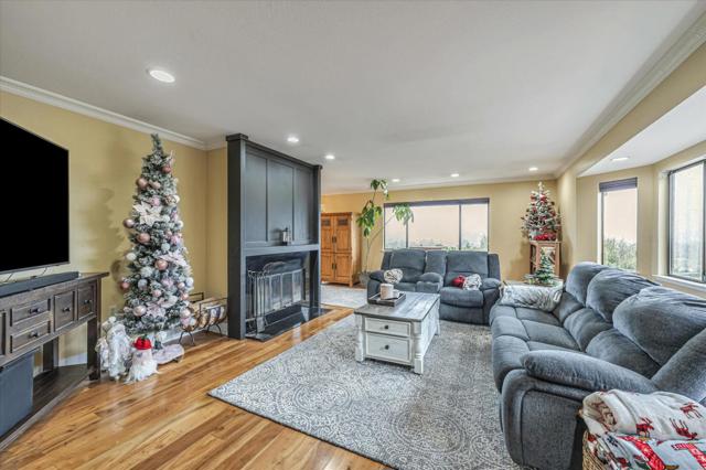 4 Harris Hill Drive, Novato CA: https://media.crmls.org/mediaz/d8b6334a-c9a5-4159-b489-3e9e754deb57.jpg