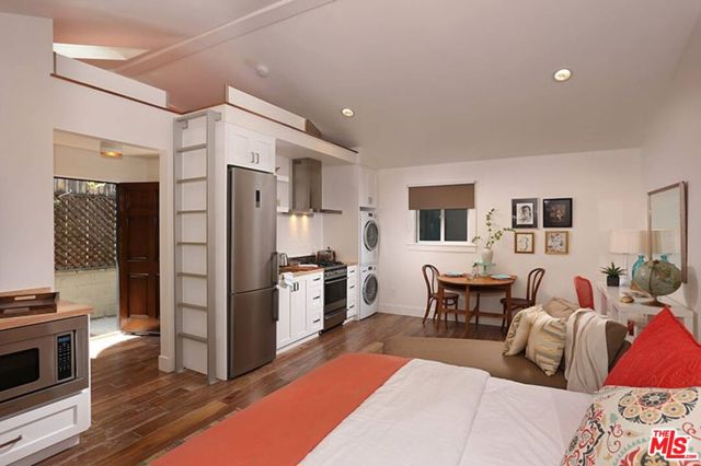 4838 Coldwater Canyon Avenue, Sherman Oaks CA: https://media.crmls.org/mediaz/d8b6acdc-bdcb-428e-968c-08d311c9bc71.jpg