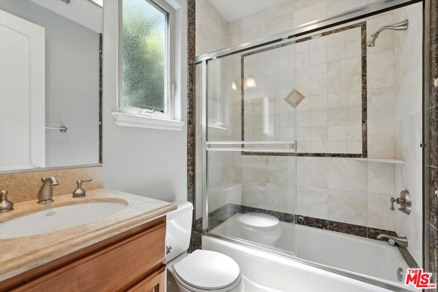 3200 Elm Avenue, Manhattan Beach CA: https://media.crmls.org/mediaz/d8b6b78c-f003-4853-94cf-d5ebf561e11b.jpg