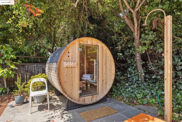 3019 Benvenue Ave, Berkeley CA: https://media.crmls.org/mediaz/d8b75946-5ed5-4d8e-9248-2111737e5bf9.jpg