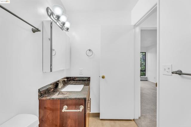 7 Commodore Dr, Emeryville CA: https://media.crmls.org/mediaz/d8b7feaa-46dd-4c2b-9d71-813132039f10.jpg