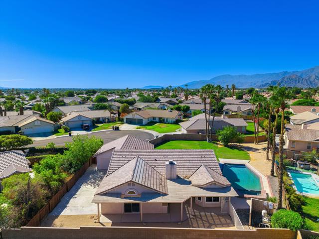 44345 Willow Circle, La Quinta CA: https://media.crmls.org/mediaz/d8b90d87-881f-4c80-9012-570f22df31c7.jpg