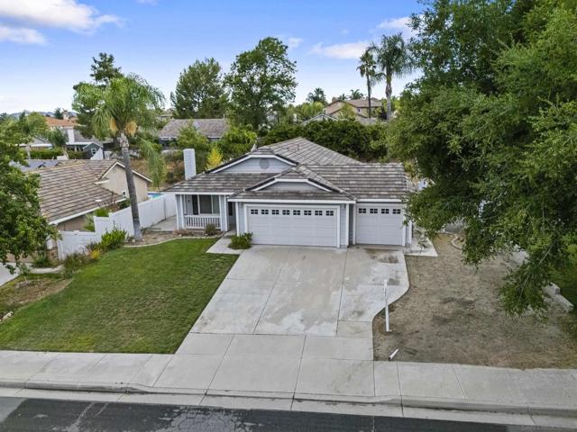 39493 Diego dr, Temecula CA: https://media.crmls.org/mediaz/d8b98425-a3ec-47f8-b855-48d61b633a86.jpg