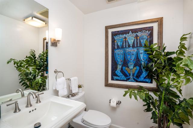 1000 Genter St, La Jolla CA: https://media.crmls.org/mediaz/d8b995d2-601e-459a-bfc6-a9d93fb5b5c8.jpg