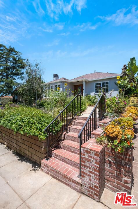 10311 Ilona Avenue, Los Angeles CA: https://media.crmls.org/mediaz/d8ba305c-6e94-49ba-ab07-5f24097a81f5.jpg