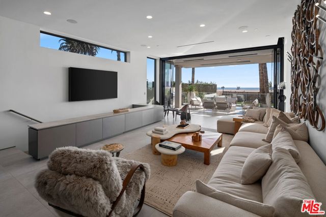 938 -940 Palisades Beach Road, Santa Monica CA: https://media.crmls.org/mediaz/d8ba9ac7-a8a9-4a43-a8e0-169830378341.jpg