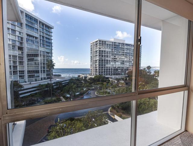 1770 Avenida Del Mundo, Coronado CA: https://media.crmls.org/mediaz/d8bab829-b8e3-473e-bb41-b6dd36b26b58.jpg