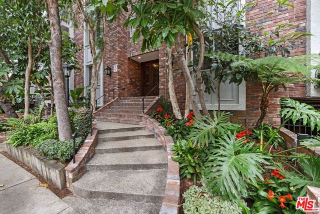 1375 Kelton Avenue, Los Angeles CA: https://media.crmls.org/mediaz/d8baf284-8a63-474b-8d38-17bcb1ffeb44.jpg