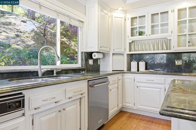 Image 8 of 50 For 725 Castle Rock Rd