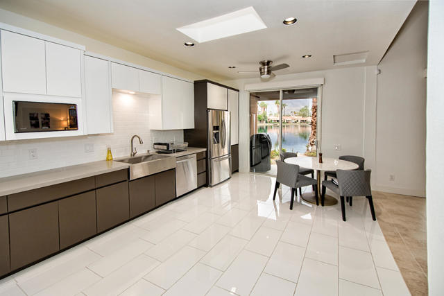 125 Lakeshore Drive, Rancho Mirage CA: https://media.crmls.org/mediaz/d8bbcc31-09c2-44af-9686-dee3460d4d3c.jpg