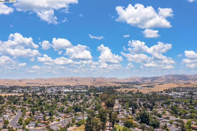 5221 Roxanne Ct, Livermore CA: https://media.crmls.org/mediaz/d8be18d0-37eb-4827-92ae-c8df98f54c40.jpg