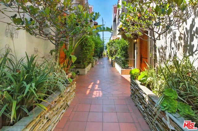 838 16th Street, Santa Monica CA: https://media.crmls.org/mediaz/d8bf8d72-86c9-416f-b1c3-2f232b121d36.jpg