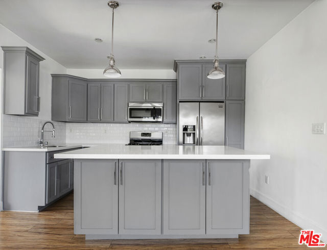 1404 Maltman Avenue, Los Angeles CA: https://media.crmls.org/mediaz/d8bfb124-0114-4722-b0eb-21d07ebd7c54.jpg