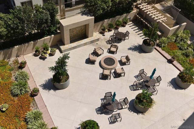 939 Coast Blvd, La Jolla CA: https://media.crmls.org/mediaz/d8c0b77d-7a31-4162-a564-1a0ed32f1dfb.jpg