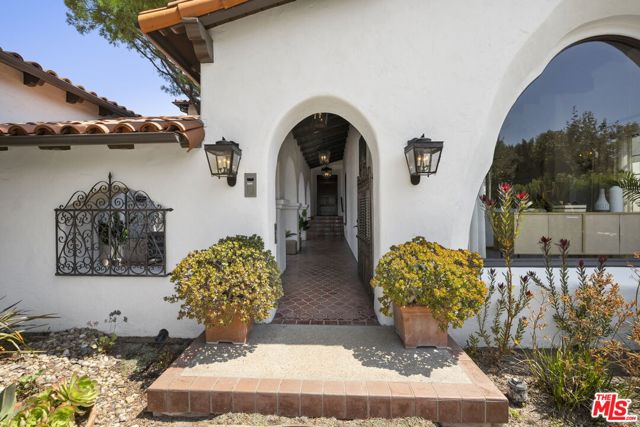 2714 Forrester Drive, Los Angeles CA: https://media.crmls.org/mediaz/d8c0c43f-9404-4d9b-88b3-090aec3ea83b.jpg