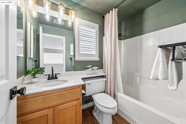 3 Harbor View Dr, Richmond CA: https://media.crmls.org/mediaz/d8c13331-943c-4565-aa76-952badb9dafe.jpg