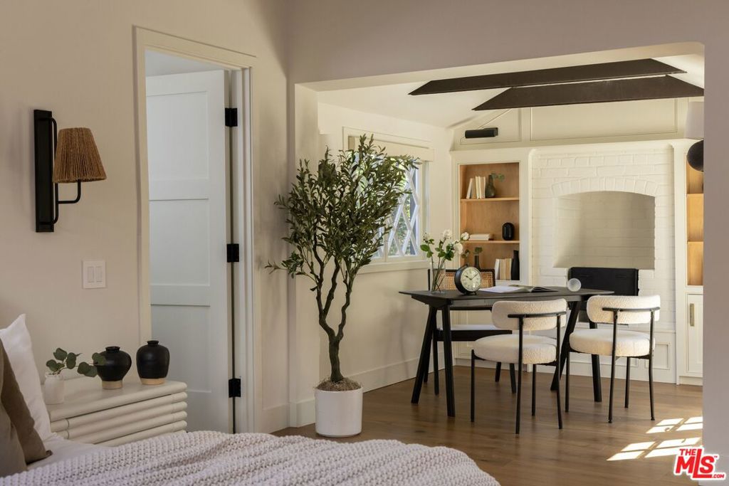 https://media.crmls.org/mediaz/d8c2728d-3cbb-482e-a606-5c6ccf24c80e.jpg?preset=X-Large