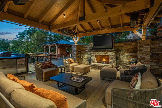3000 Cornwall Drive, Glendale CA: https://media.crmls.org/mediaz/d8c3c347-0042-4161-bc31-589dcbac03f4.jpg