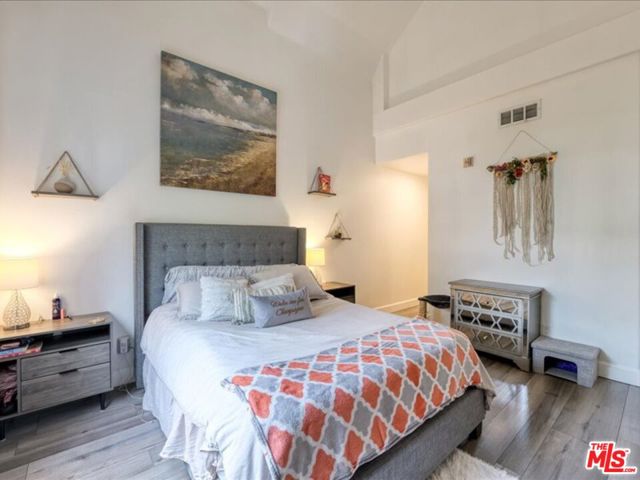 4477 Woodman Avenue, Sherman Oaks CA: https://media.crmls.org/mediaz/d8c469ac-5f79-406a-acde-46a7eb4dc32a.jpg