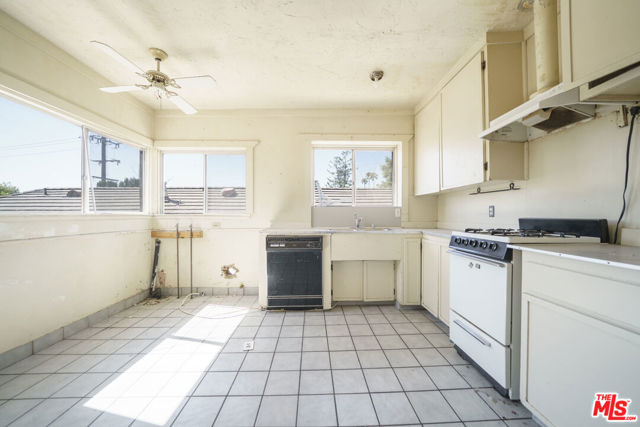 4804 La Canada Boulevard, La Canada Flintridge CA: https://media.crmls.org/mediaz/d8c5e3ac-4e6c-4fa9-9017-2e8d17bea1ef.jpg