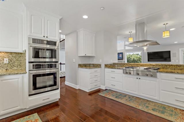 25444 University Ct, Hayward CA: https://media.crmls.org/mediaz/d8c700da-2220-4951-908a-4482479418e0.jpg