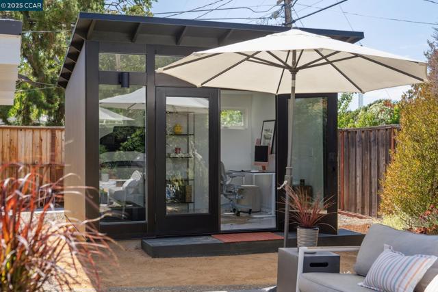206 Santa Fe Dr, Walnut Creek CA: https://media.crmls.org/mediaz/d8c79e8e-db0b-4d3e-a3f7-4a2926e453c9.jpg