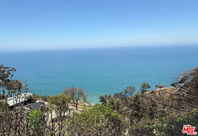 20540 Pinnacle Way, Malibu CA: https://media.crmls.org/mediaz/d8c82e35-578d-4fdb-a92d-84e5c1f3e704.jpg
