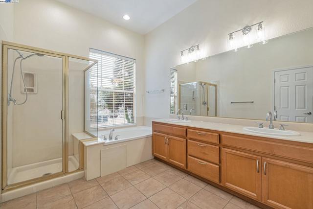 4293 OLIVER WAY, Union City CA: https://media.crmls.org/mediaz/d8c8cc00-1197-4bea-91ba-8c2d98ede286.jpg