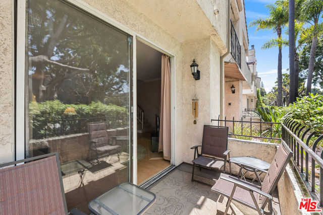 2405 34th Street, Santa Monica CA: https://media.crmls.org/mediaz/d8c8e4b4-e67d-47e5-8b4f-3b2d551afb3a.jpg